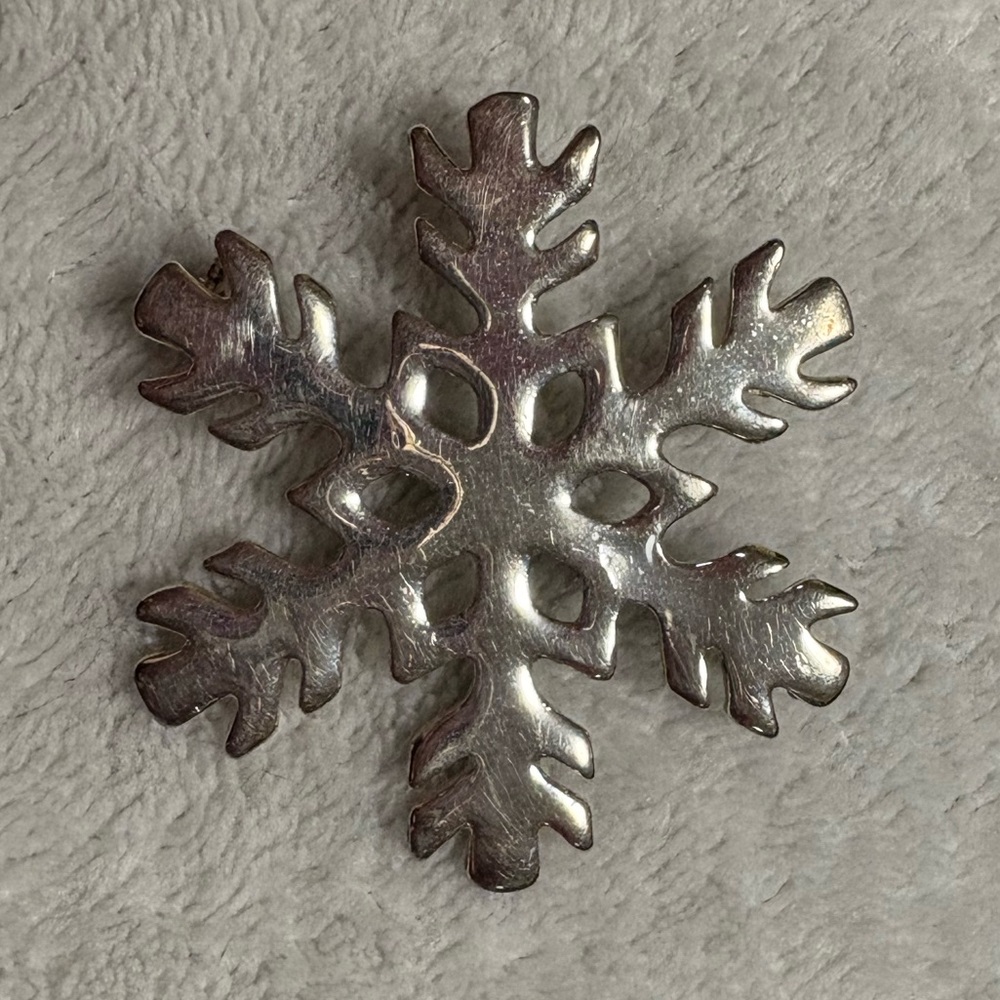 Vintage 60’s Elegant Silver Snowflake Brooch
